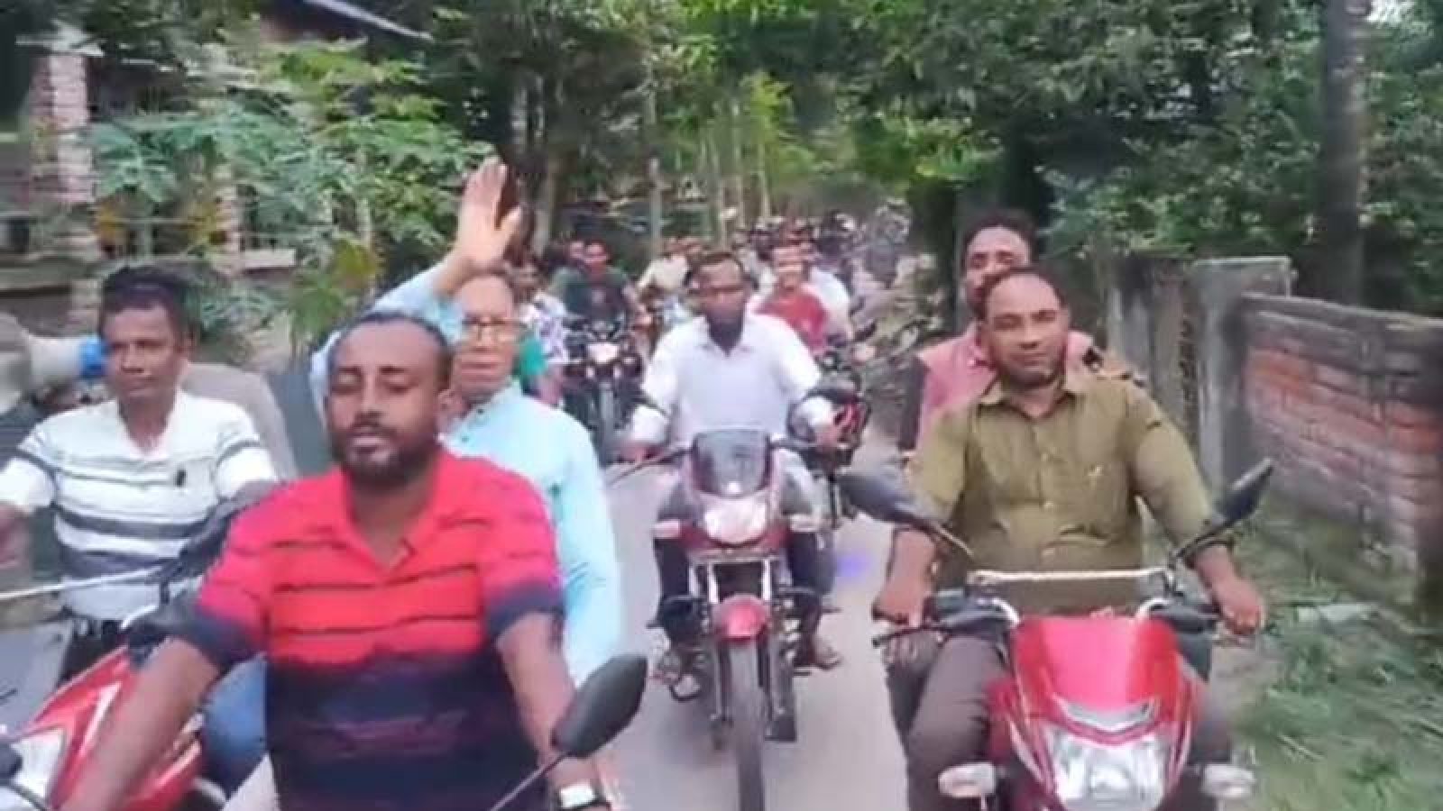 মোহনপুরে মোটরসাইকেল শোডাউন বিএনপি নেতার