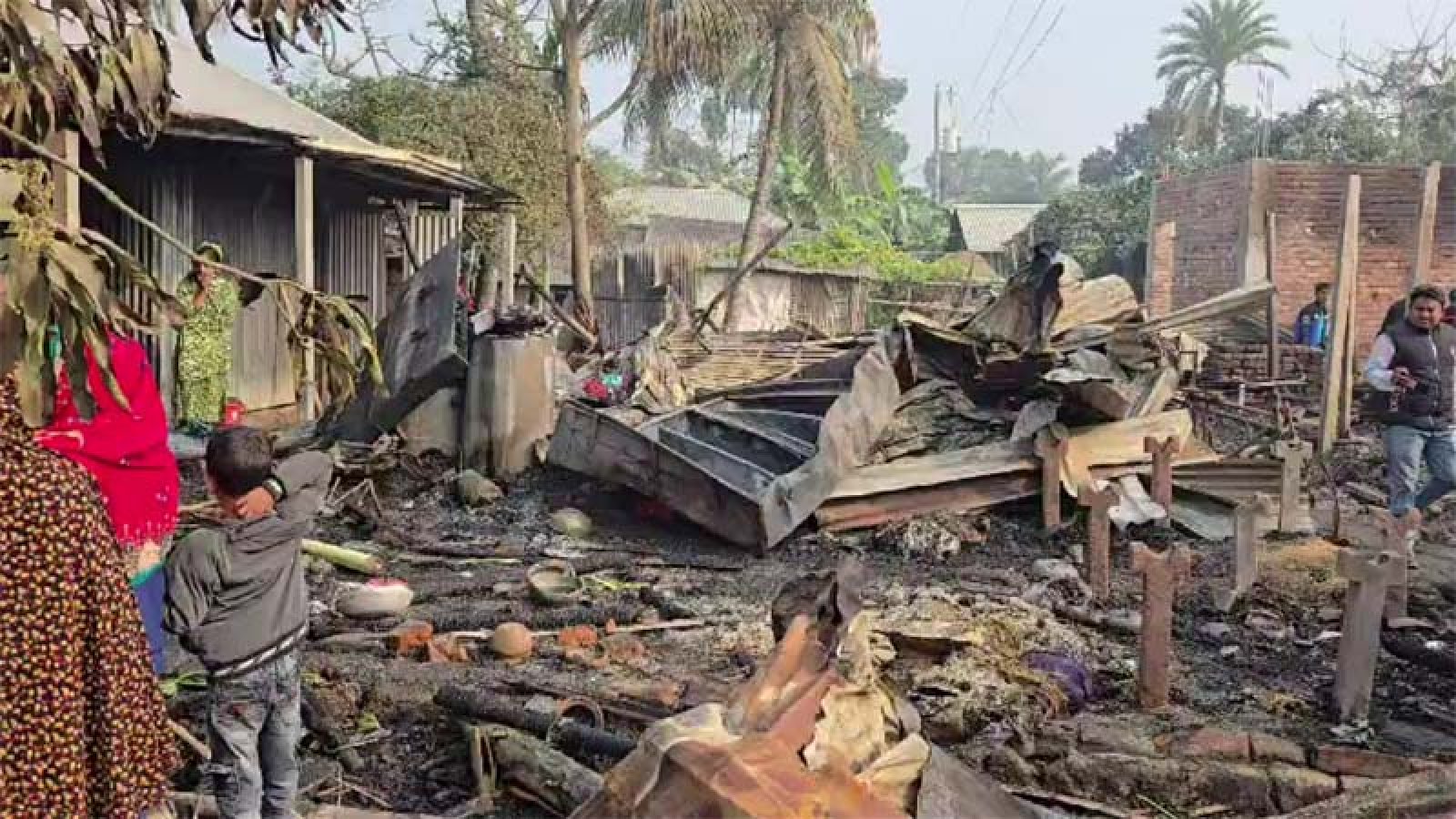 গুরুদাসপুরে আগুনে পুড়ে মা ও মেয়ের মৃত্যু