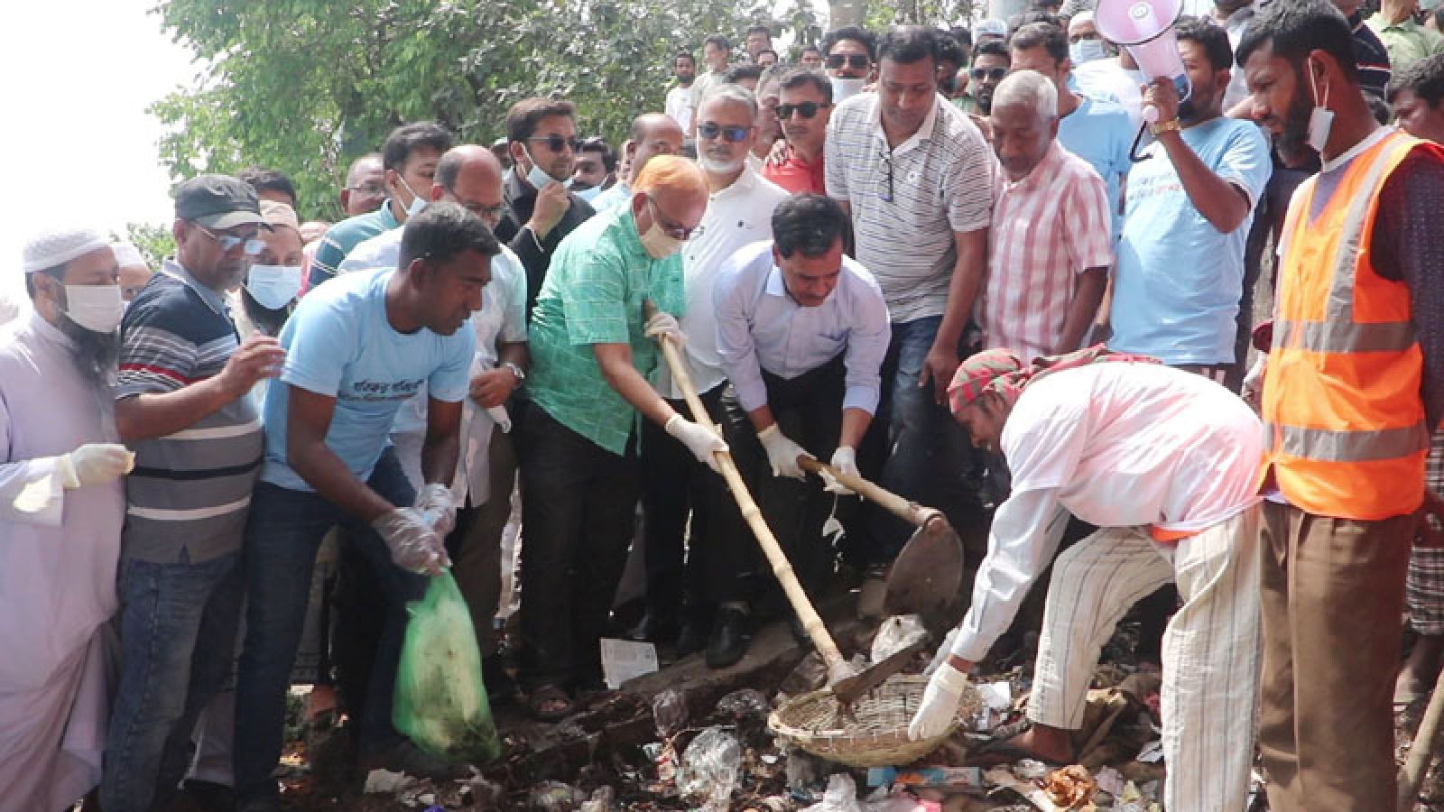 নওগাঁয় পরিষ্কার-পরিচ্ছন্নতা কার্যক্রমের উদ্বোধন