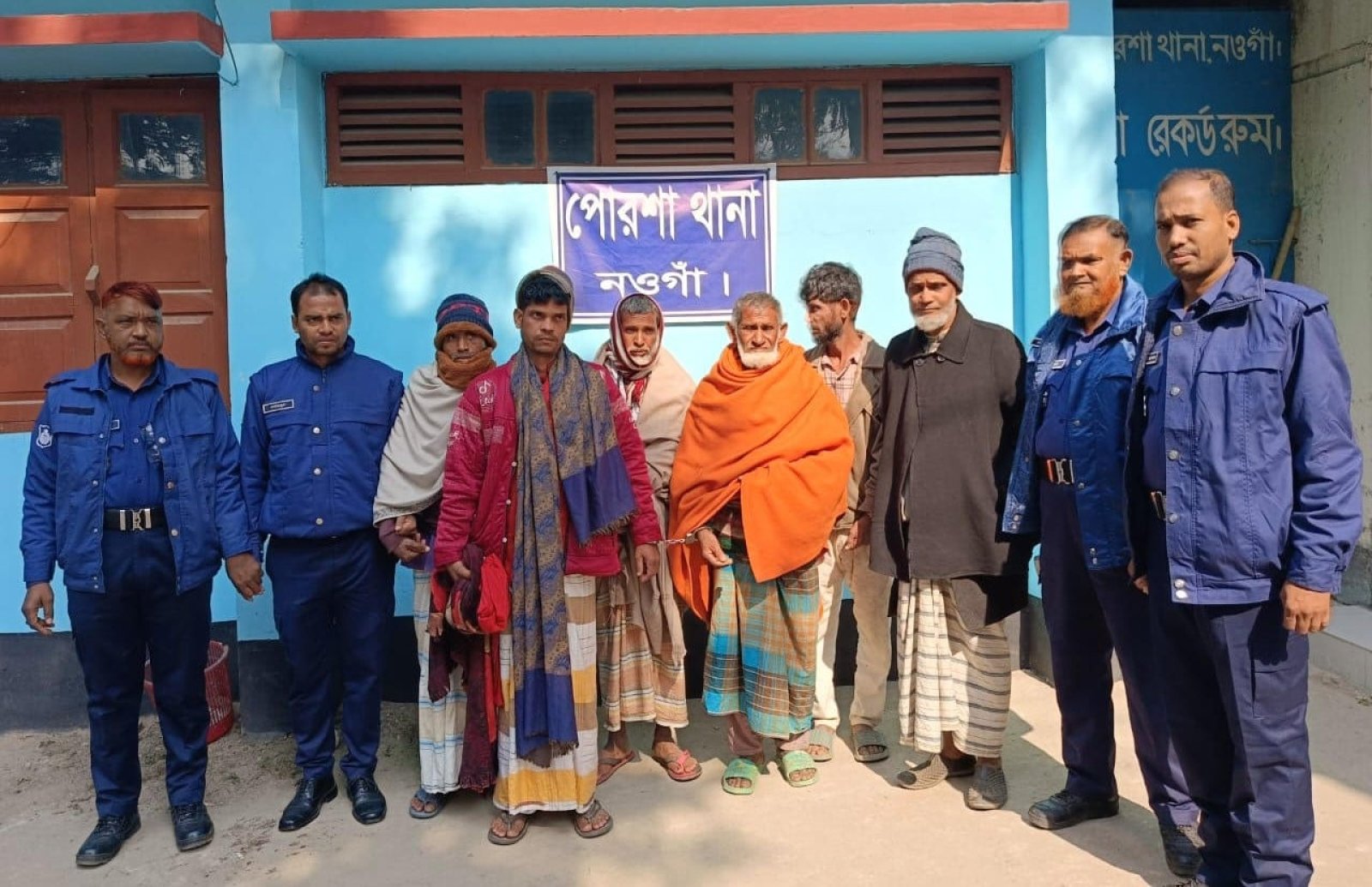পোরশায় এক নারীসহ ওয়ারেন্টভুক্ত সাত আসামী আটক