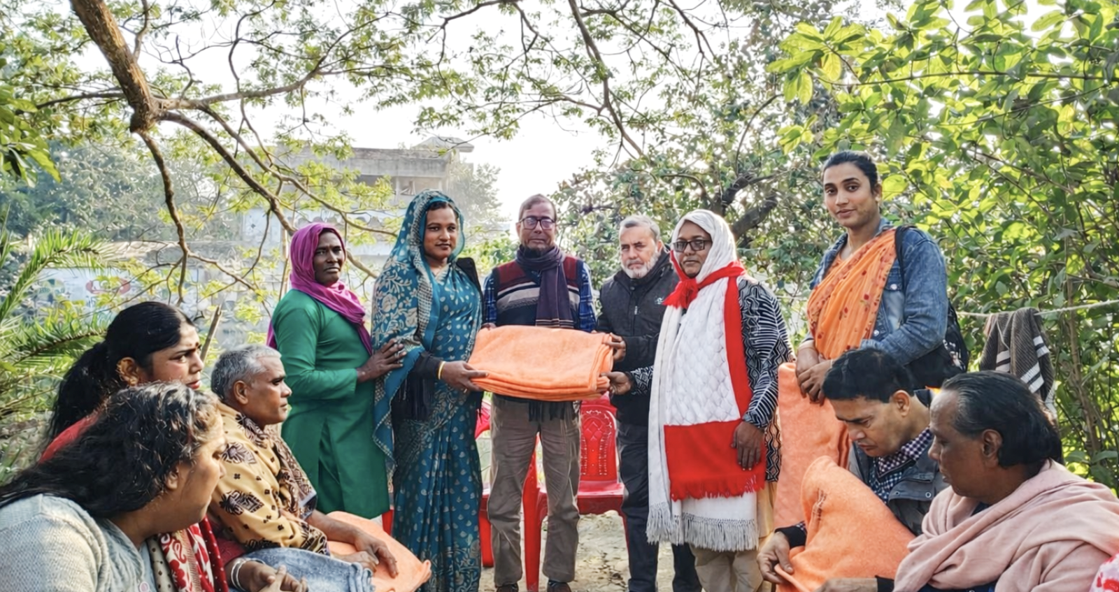 পবায় মাঝারি শৈত্যপ্রবাহে হিজড়াদের পাশে বাঁচার আশা সাংস্কৃতিক সংগঠন