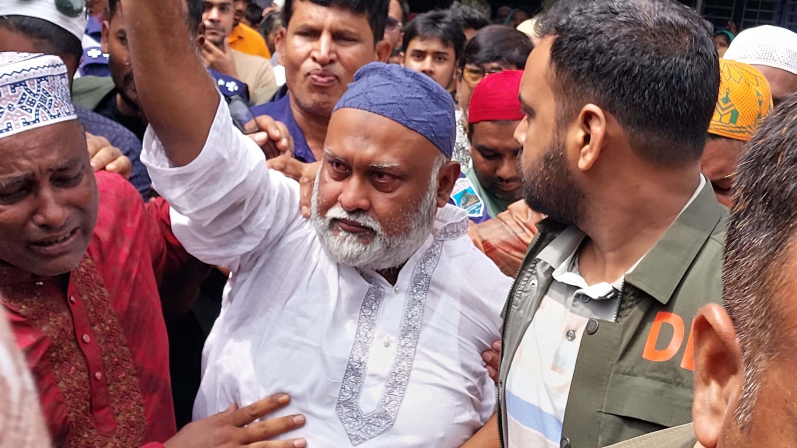 প্যারোলে মুক্তি পেয়ে মায়ের জানাজায় অংশ নিলেন আ’লীগ নেতা রাসেল, পরিবারের জন্য চাইলেন ক্ষমা