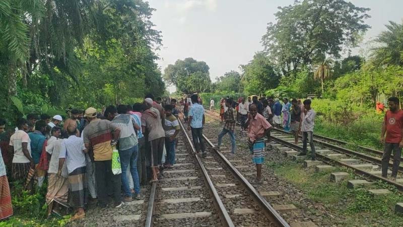 নাটোরে মোবাইল ফোনে কথা বলার সময় ট্রেনে কাটা পড়ে গরু ব্যবসায়ী মৃত্যু