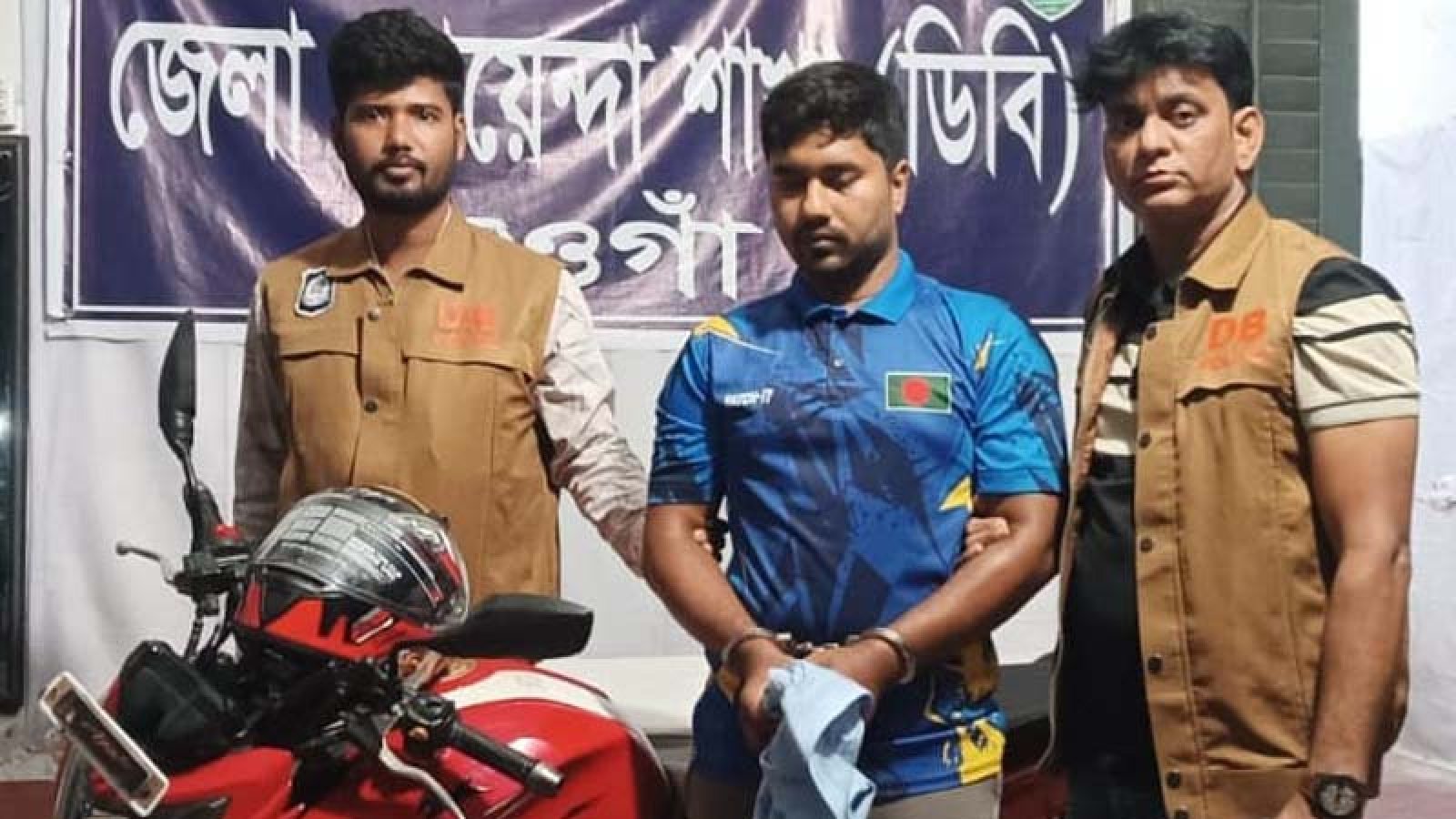 নওগাঁয় স্কুল ছাত্রীকে উত্ত্যক্তের অভিযোগে যুবক আটক