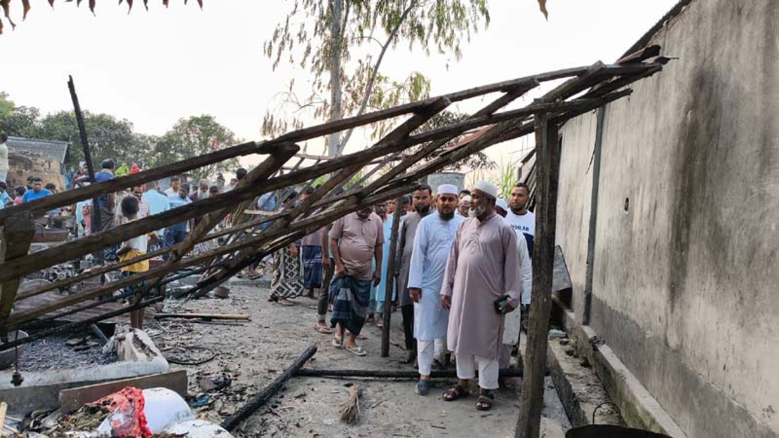 গোমস্তাপুরে বিস্কুট কারখানায় আগুন, ক্ষতিগ্রস্ত ব্যবসায়ীকে এমপির সহায়তা