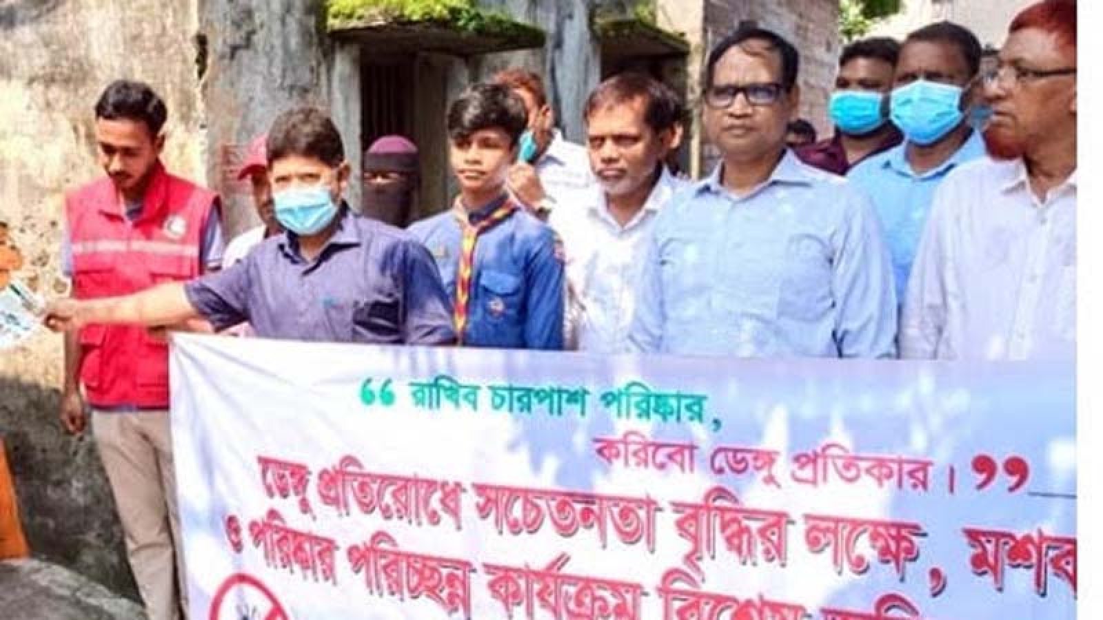 ডেঙ্গু প্রতিরোধে চাঁপাইনবাবগঞ্জ পৌরসভার বিশেষ মশক নিধন অভিযান