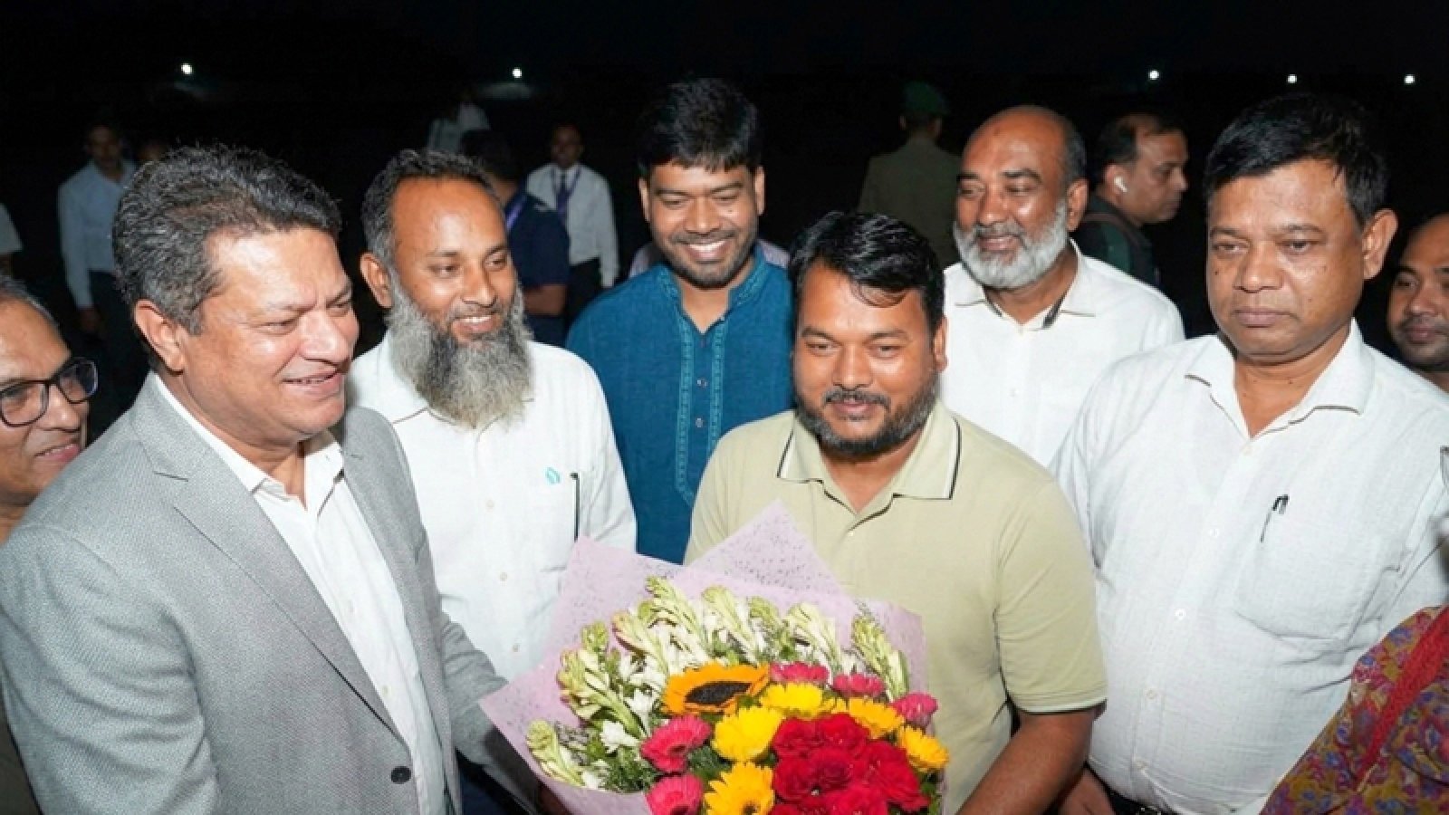 রাজশাহীতে গৃহায়ন ও গণপূর্তমন্ত্রীকে ফুলেল শুভেচ্ছা জানালেন রাসিক প্রশাসক
