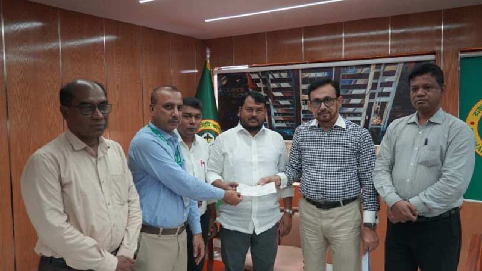 রাসিককে পৌরকরের চেক হস্তান্তর করেছে রাকাব