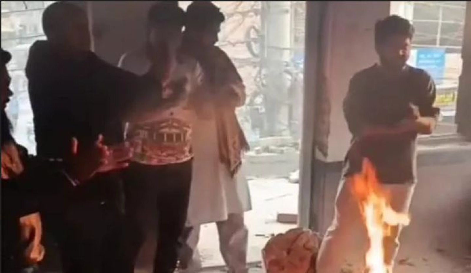 দিনাজপুরে আ.লীগ কার্যালয়ে নেতাকর্মীদের স্লোগান, অগ্নিসংযোগ