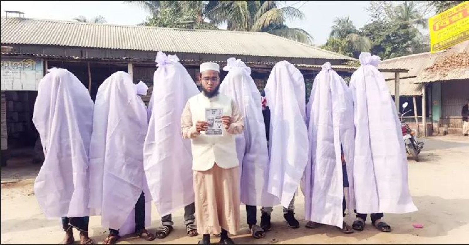 কাফনের কাপড় পরে জাতীয় পার্টির প্রার্থীর নির্বাচনি প্রচারণা