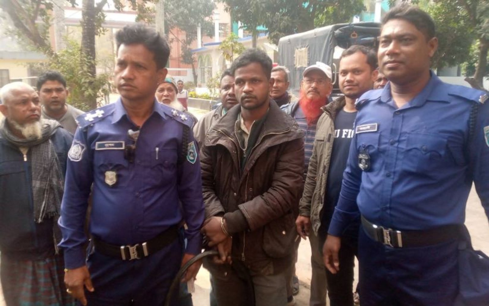পার্বতীপুরে বিদ্যুৎতের তার চুরি বিরোধী যৌথ অভিযান, ৪ জন গ্রেফতার