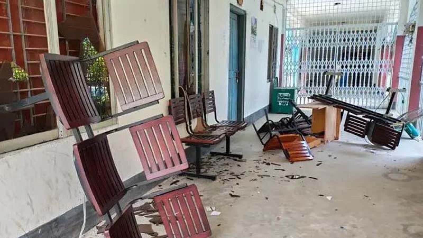 ফ্যামিলি কার্ড : জনবল নিয়োগের তালিকা বাতিলের দাবিতে ইউএনও কার্যালয়ে ভাঙচুর