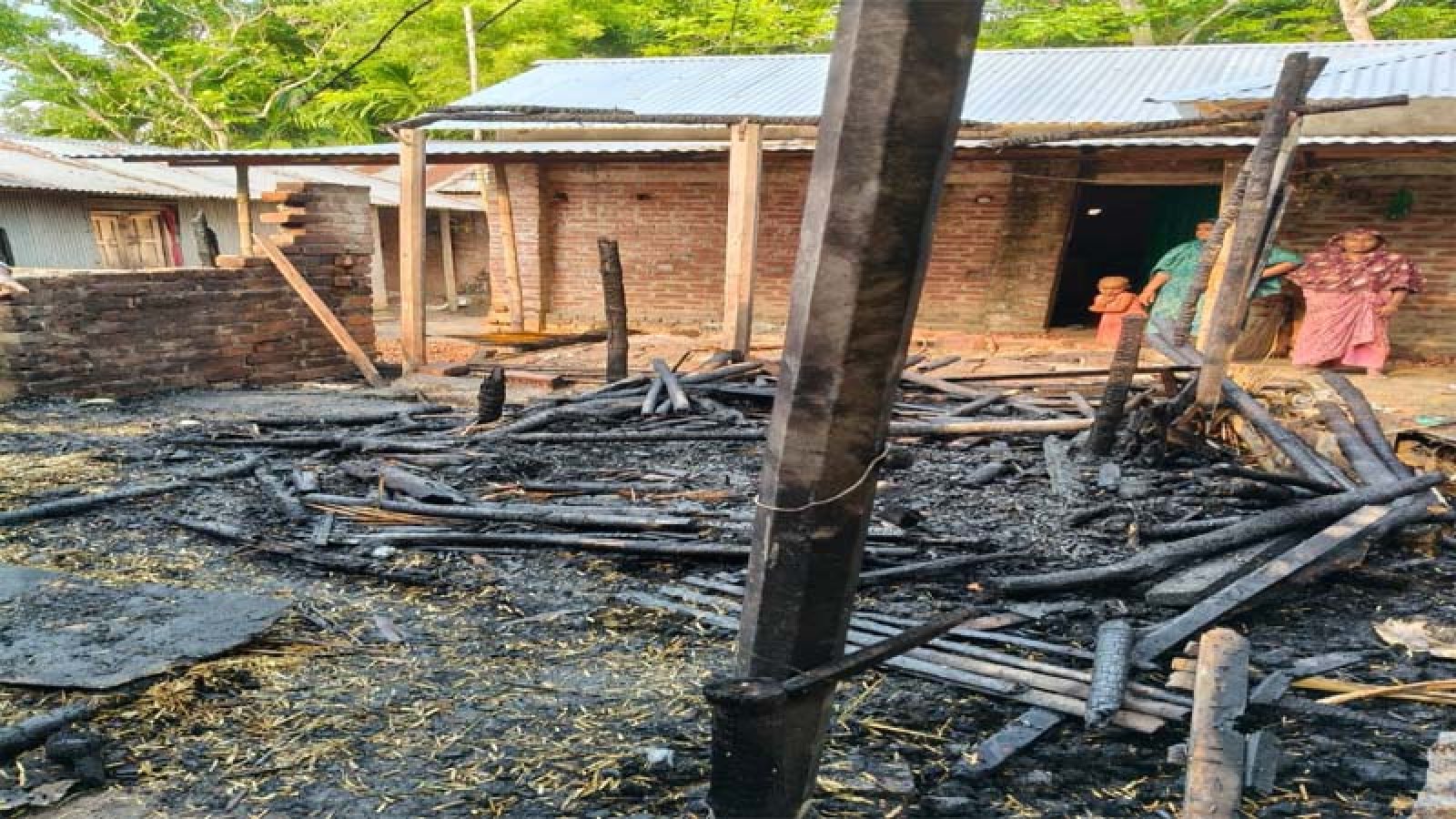 পুঠিয়ায় কয়েলের আগুনে পুড়ে ছাই বসতবাড়ি