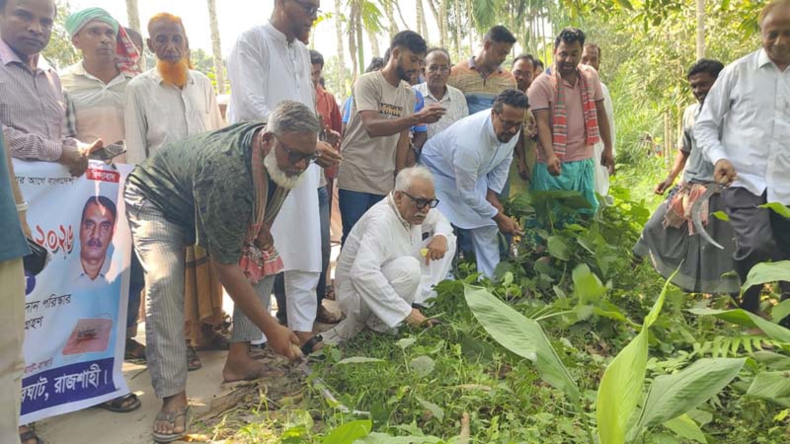 চারঘাটে ডেঙ্গু প্রতিরোধে পরিচ্ছন্নতা অভিযান ও গণসচেতনতা