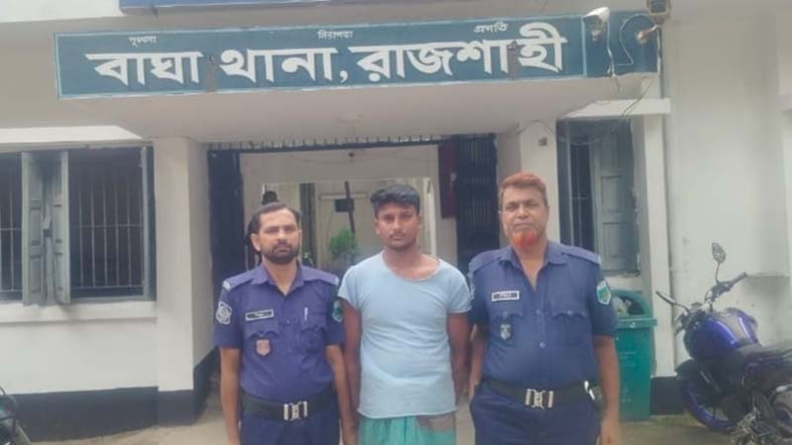বাঘার পদ্মার চরে বন্দুক-এয়ারগানসহ দেশীয় অস্ত্র উদ্ধার