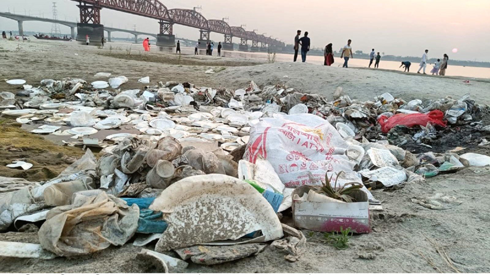 পাকশীতে নদীর বর্জ্য পরিষ্কার করে প্রশংসার পর এবার সমালোচনার মুখে ছাত্রদল