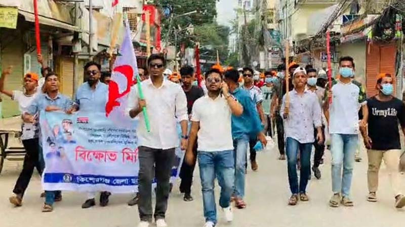 কিশোরগঞ্জে বৈঠা ও লাঠি হাতে কার্যক্রম নিষিদ্ধ ছাত্রলীগের মিছিল