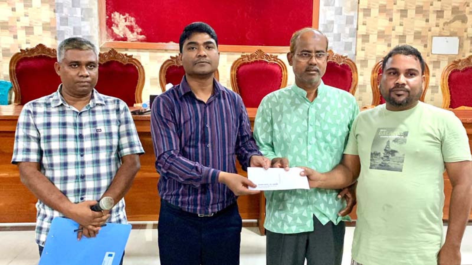 পবার ২৩টি পূজামণ্ডপে দুর্গাপূজার উপহার দিলেন এমপি মিলন