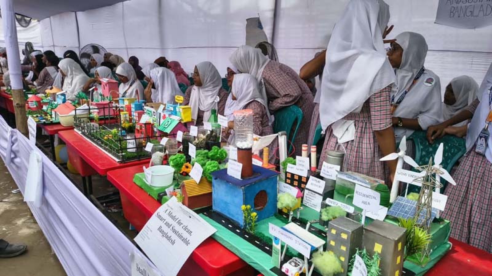 শিক্ষার্থীদের বিজ্ঞানমনস্ক ও সৃজনশীলতা বিকাশে পাবনা আইডিয়াল ল্যাবরেটরি স্কুলে জমজমাট বিজ্ঞান মেলা