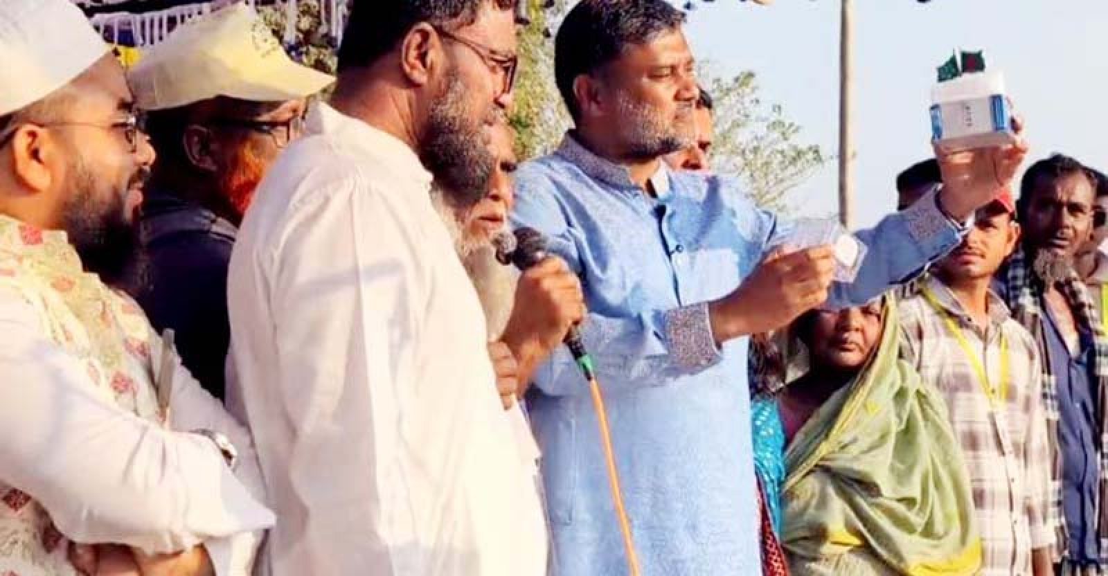 শিশির মনিরকে সোনার দাঁড়িপাল্লা উপহার দিলেন সমর্থক