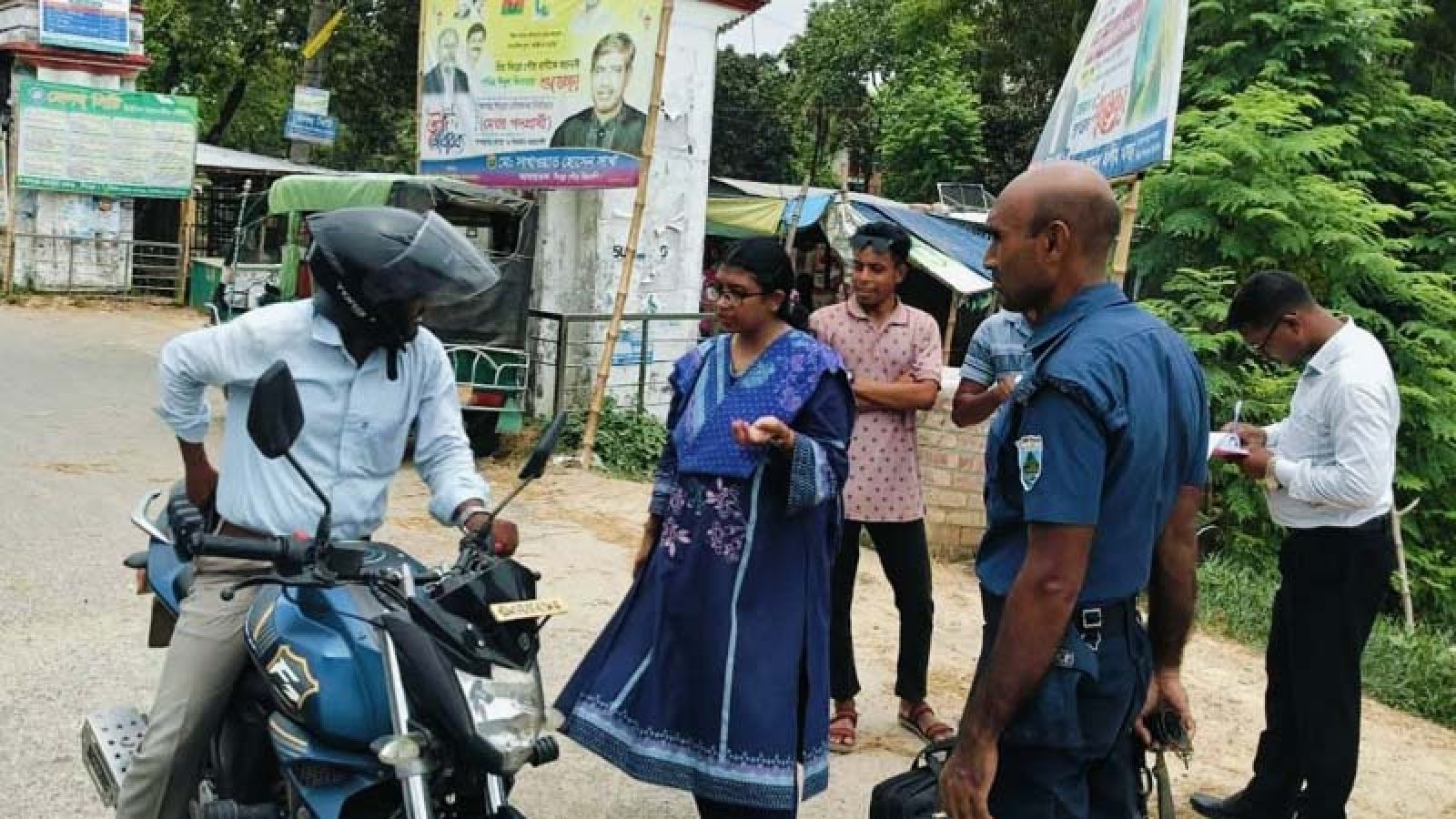 সিংড়ায় হেলমেট না থাকায় দুই মোটরসাইকেল চালককে জরিমানা