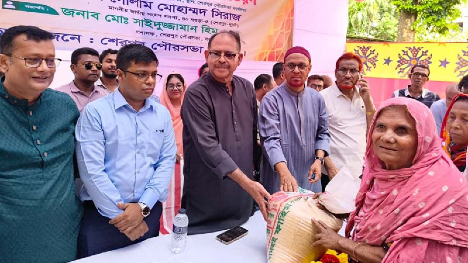 শেরপুরে অসহায় পরিবারের মাঝে চাল বিতরণ