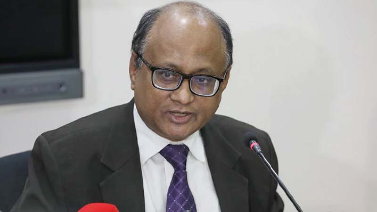 দুদক চেয়ারম্যানসহ দুই কমিশনারের পদত্যাগ