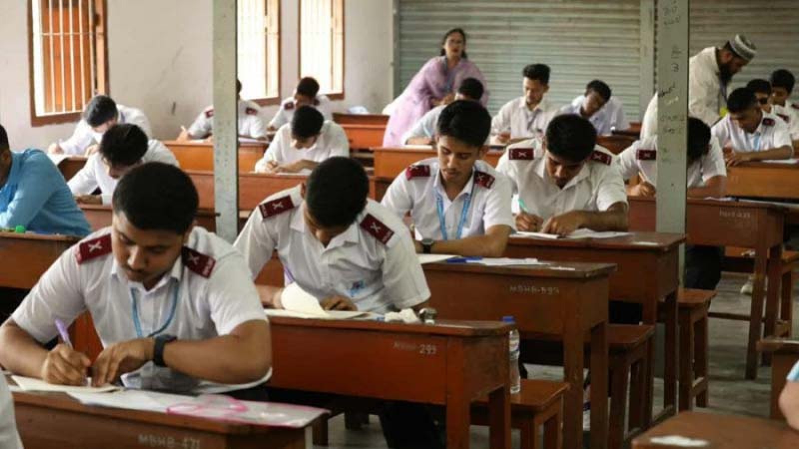এসএসসির প্রথম দিনে নকলের দায়ে ছয় শিক্ষার্থী ও এক পরিদর্শক বহিষ্কার