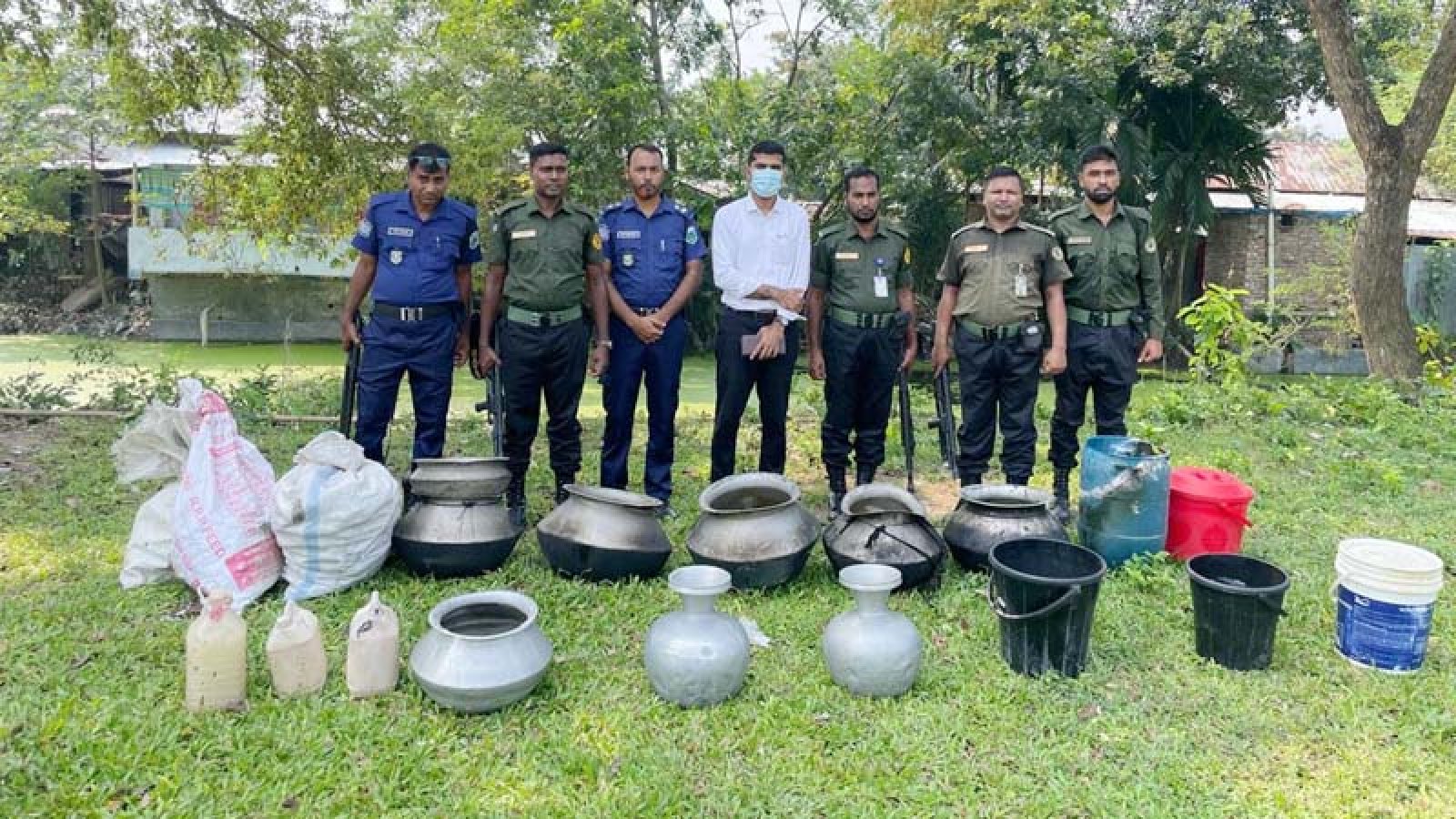 পুঠিয়ায় টাস্কফোর্সের অভিযান, ২০০ লিটারের বেশি চোলাই মদ ধ্বংস