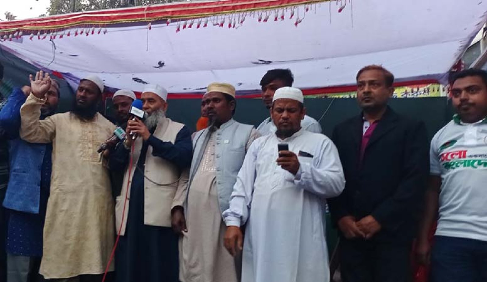 রাজশাহী-১ আসনে পথসভায় দাঁড়ি পাল্লায় ভোট চাইলেন প্রার্থী অধ্যাপক মজিবুর রহমান