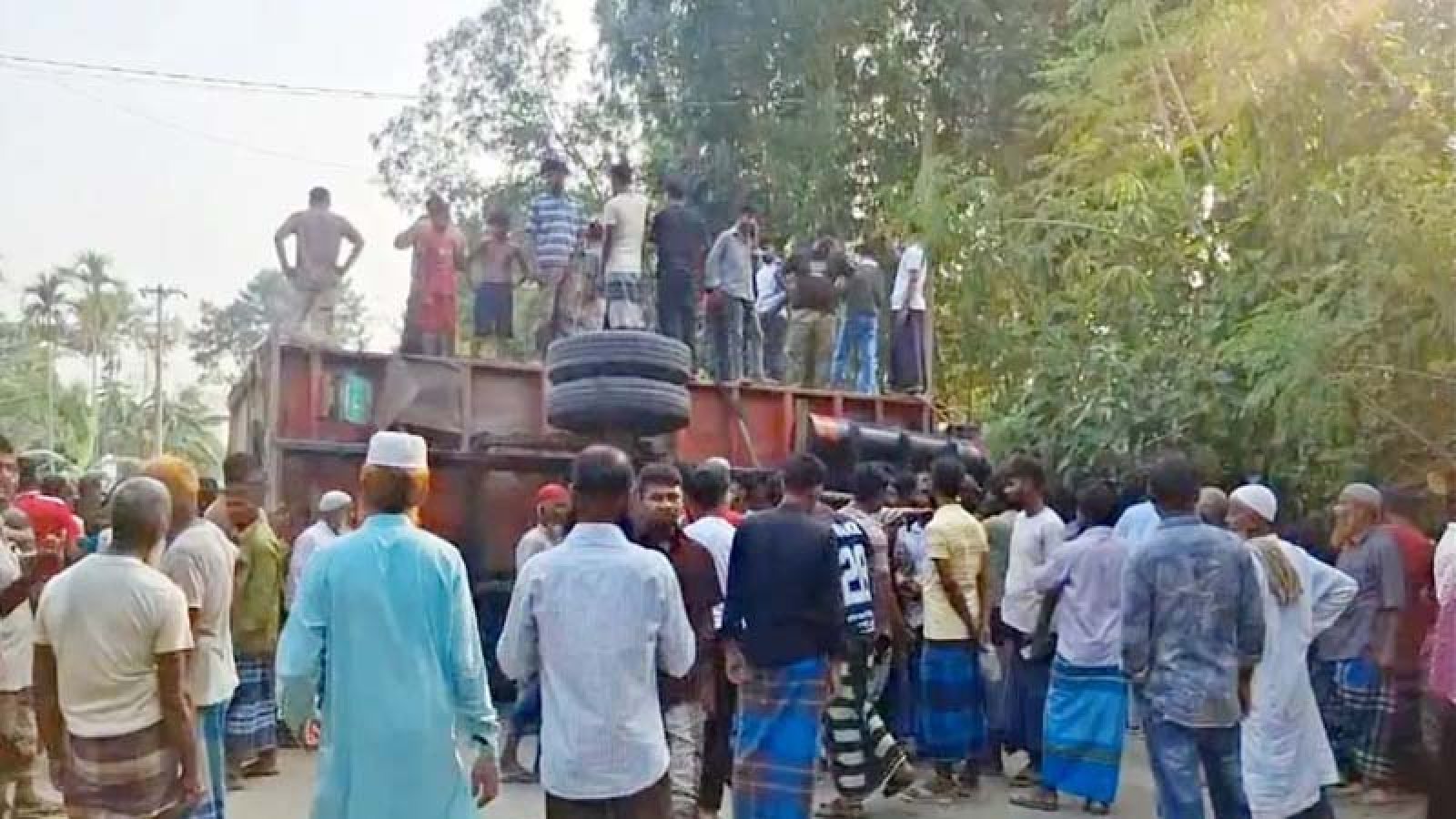 সড়ক ও রেল দুর্ঘটনায় ১০ জনের মৃত্যু
