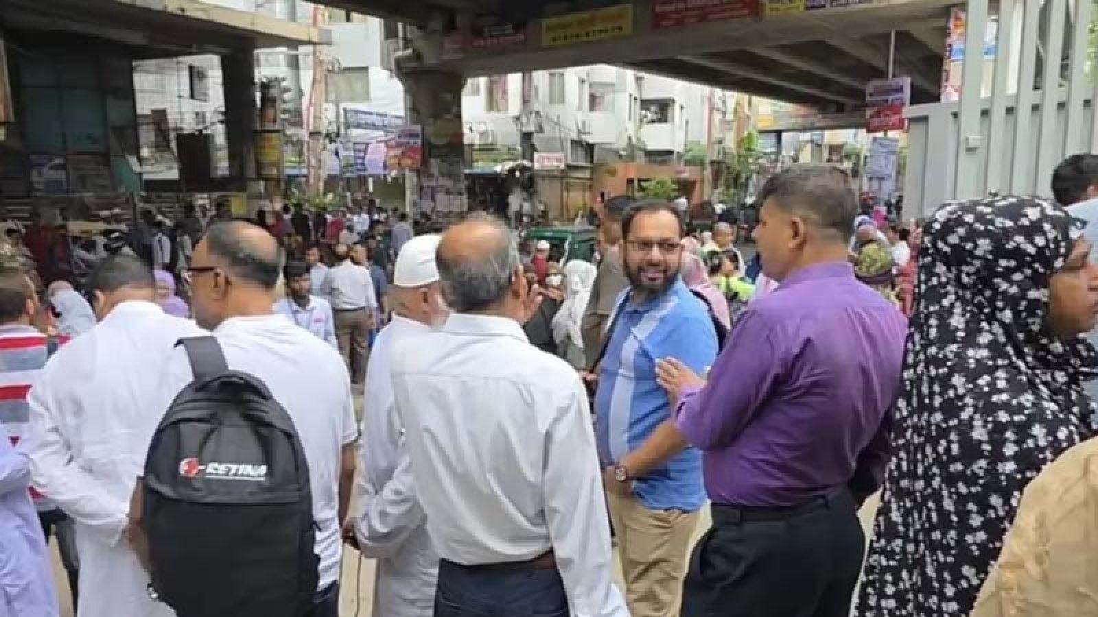 আন্দোলনের শঙ্কায় এইচএসসি কেন্দ্রে অভিভাবকদের বাড়তি উপস্থিতি