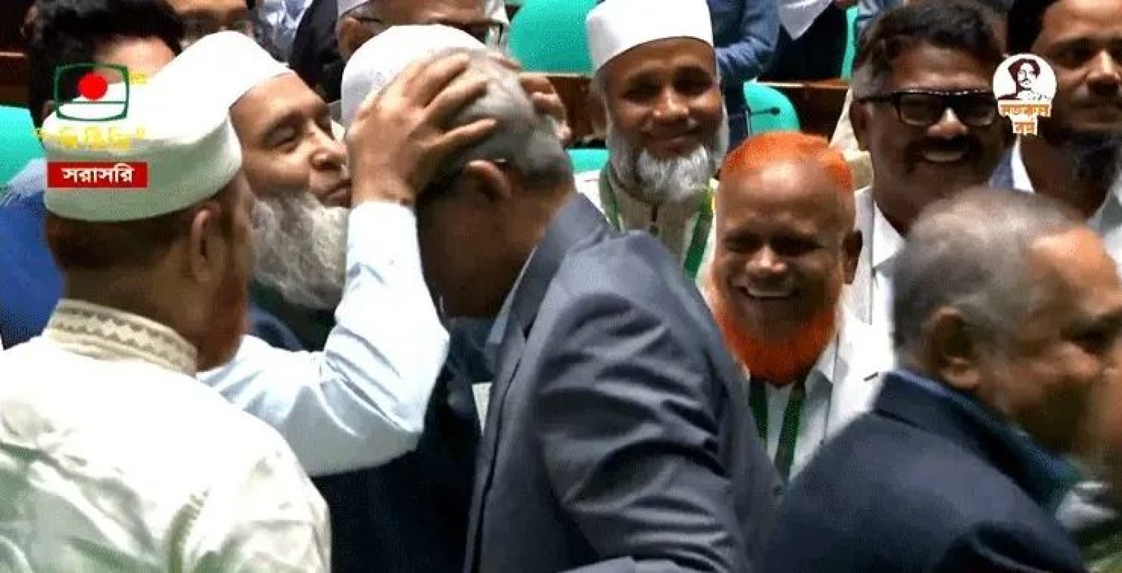 মির্জা ফখরুলের কপালে চুমু দিলেন জামায়াতের মুজিবুর রহমান