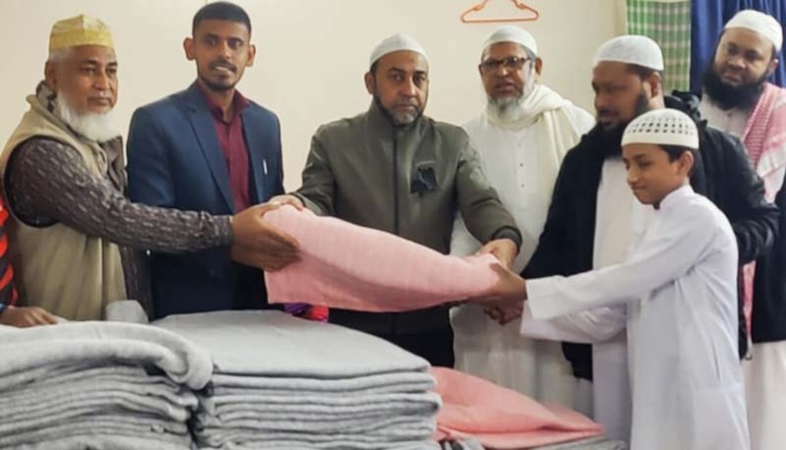 কনকনে শীতে স্বস্তির পরশ, মাদ্রাসা শিক্ষার্থীদের মাঝে কম্বল বিতরণ