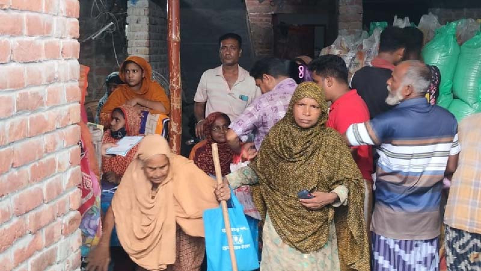 চাঁপাইনবাবগঞ্জ অভিযোগ থাকা সত্ত্বেও চাল বিতরণ কার্যক্রম মাসকুরা ট্রেডার্সের