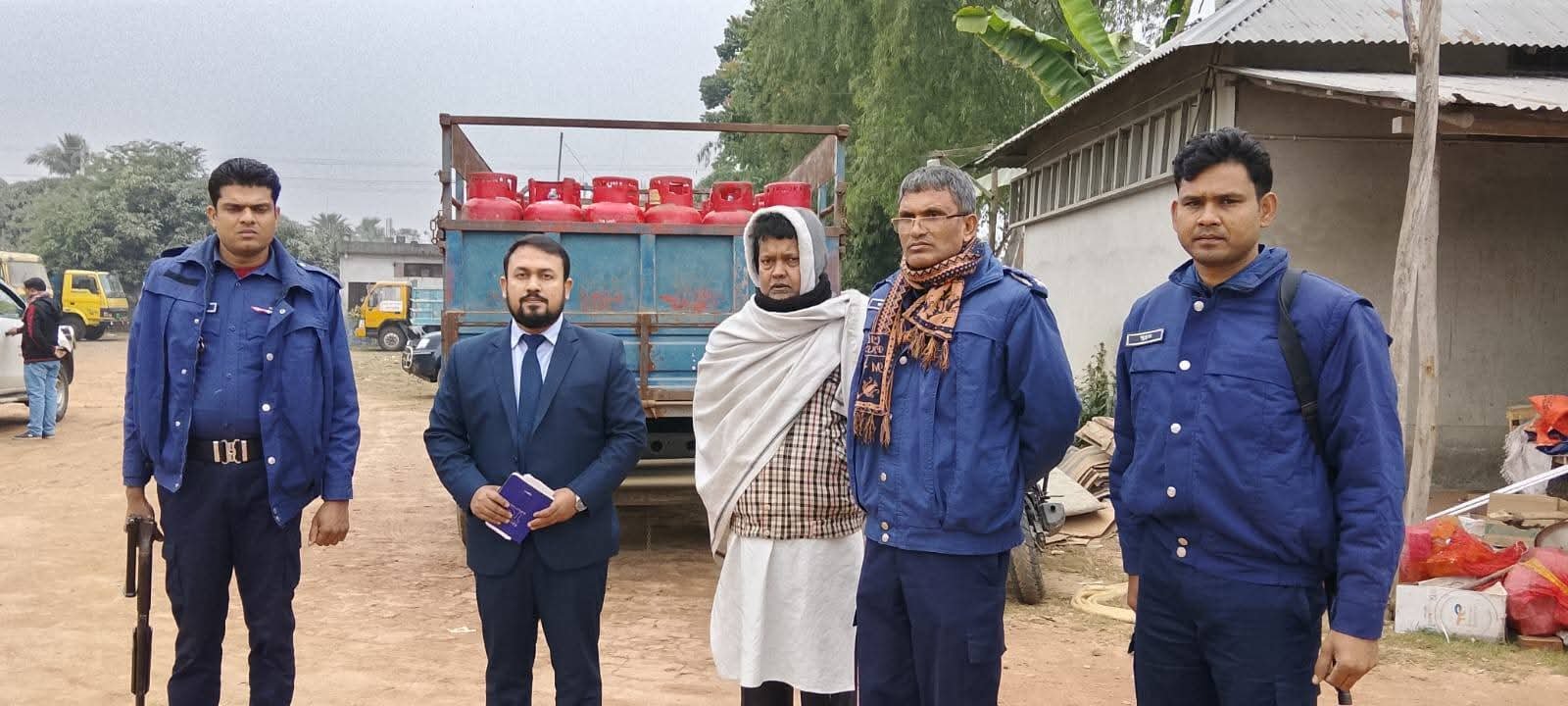 পত্নীতলায় বেশি দামে গ্যাস সিলিন্ডার বিক্রির দায়ে জরিমানা আদায়