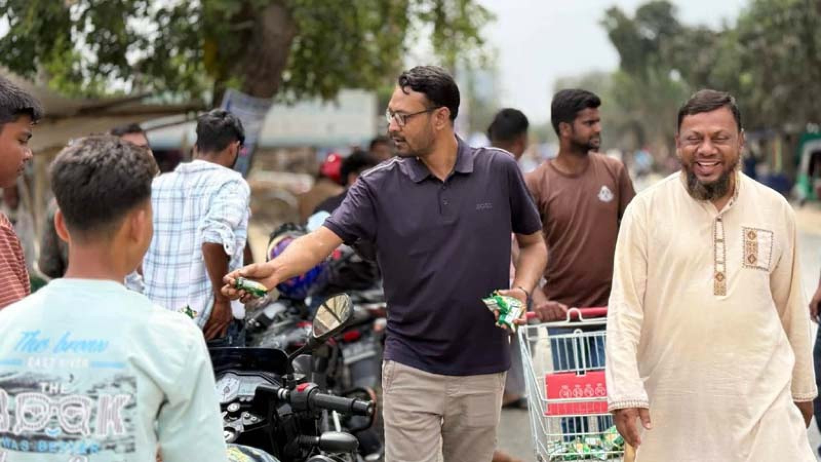 সাপাহারে দীর্ঘ লাইনে তৃষ্ণার্তদের মাঝে পাম্প কর্তৃপক্ষের সরবত ও শুকনা খাবার বিতরণ
