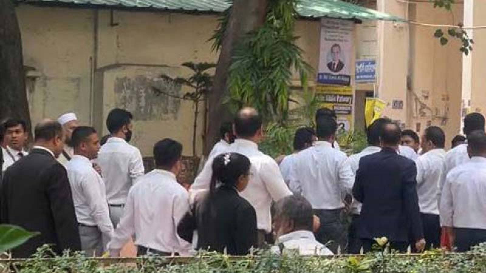 আদালতে আওয়ামীপন্থি আইনজীবীদের মানববন্ধন, সরিয়ে দিল বিএনপিপন্থিরা