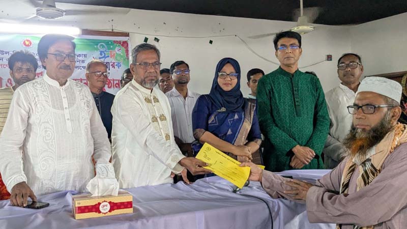 বড়াইগ্রাম পৌরসভায় ইদ উপলক্ষে ইমাম-মুয়াজ্জিনদের সম্মানি ভাতা বিতরণ