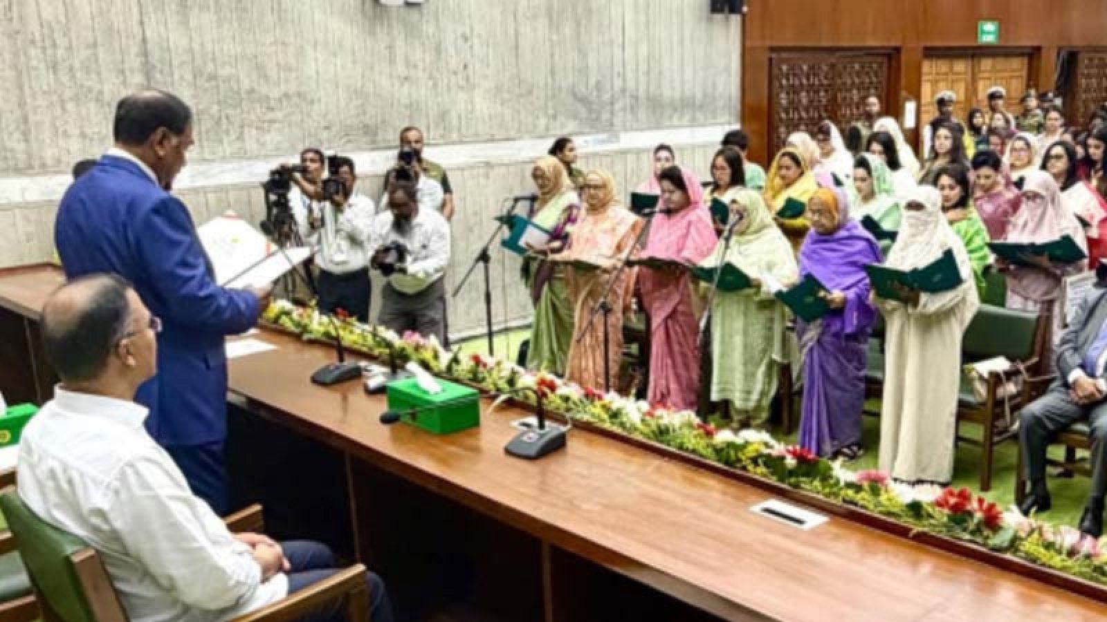 প্রধানমন্ত্রী তারেক রহমানের উপস্থিতিতে সংরক্ষিত আসনের নারী এমপিদের শপথ