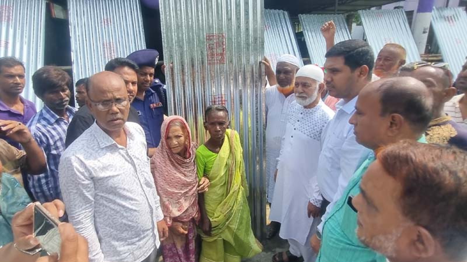 ফুলবাড়ীতে প্রাকৃতিক দুর্যোগে ক্ষতিগ্রস্ত পরিবারের মাঝে ঢেউটিন ও নগদ অর্থ বিতরণ