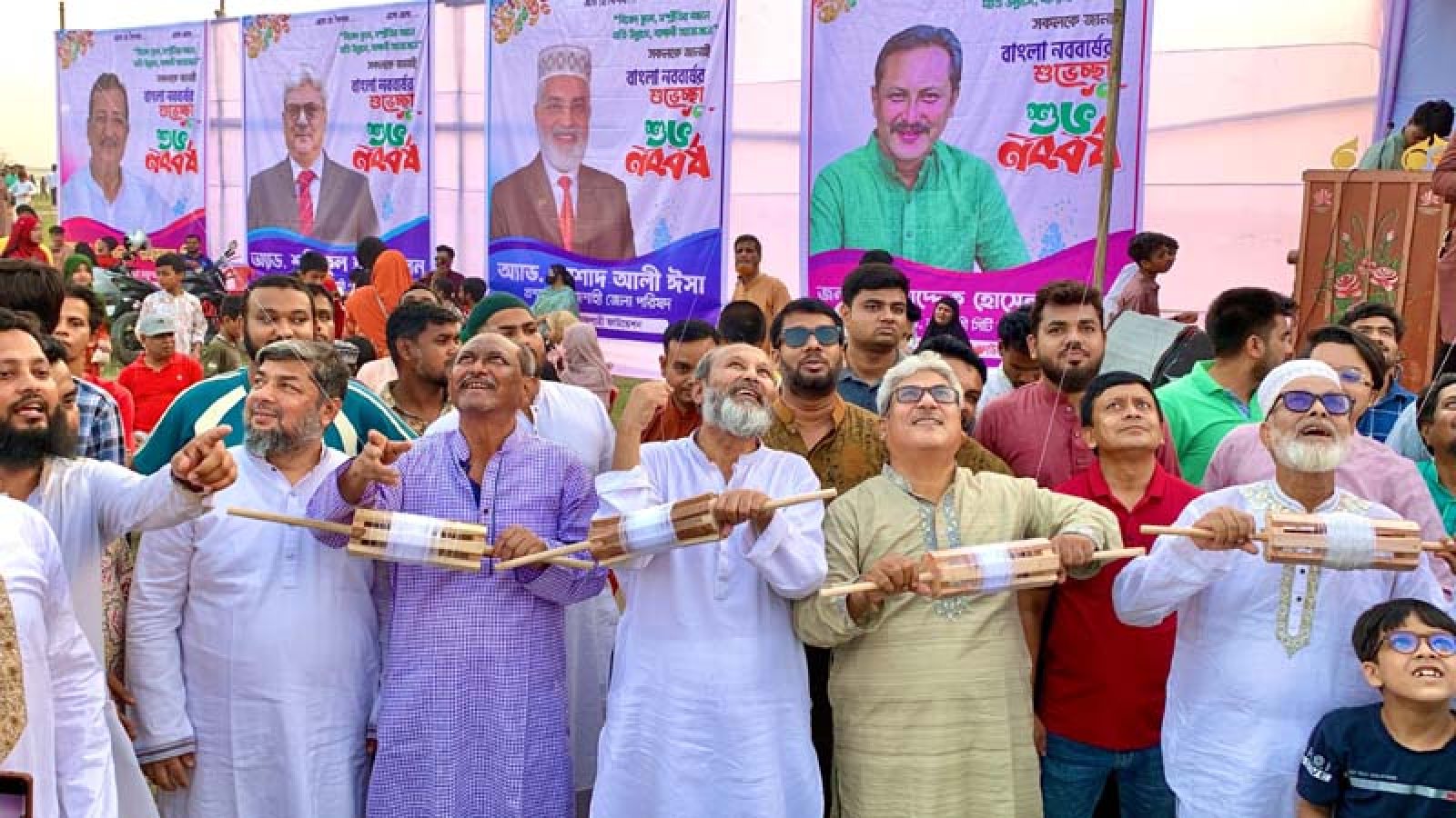 রাজশাহীর পদ্মাপাড়ে বর্ণাঢ্য ঘুড়ি উৎসব, অসাম্প্রদায়িক চেতনার বার্তা
