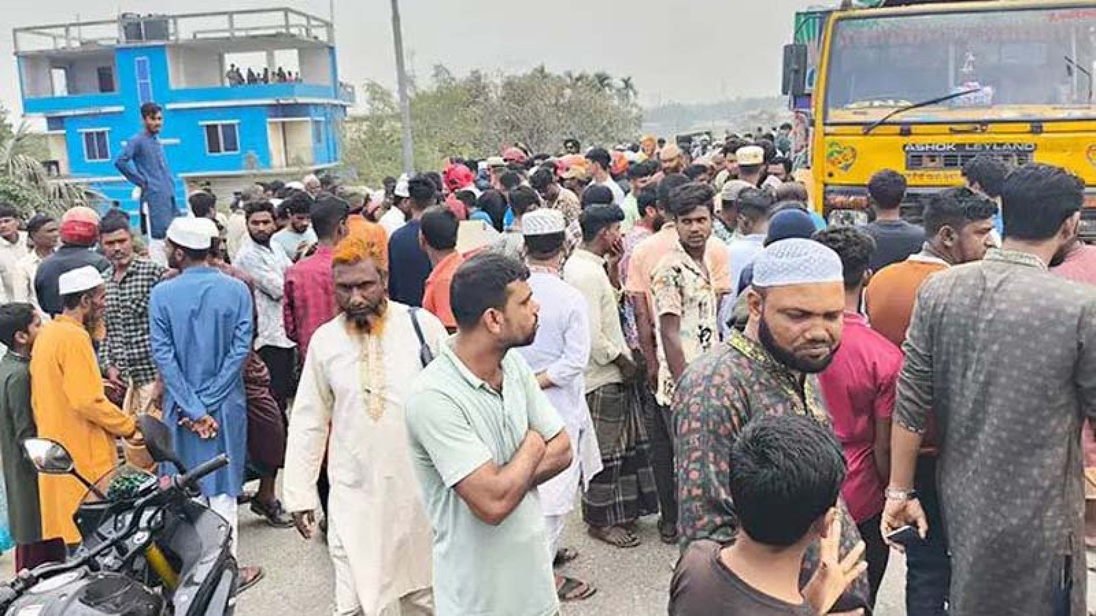ট্রাকচাপায় প্রাণ গেলো মোটরসাইকেল আরোহী বাবা-ছেলের