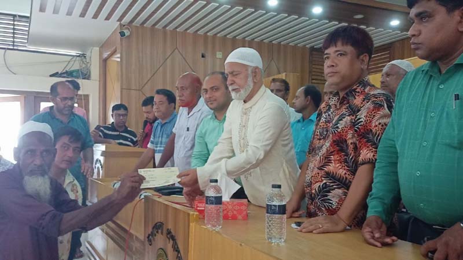 পার্বতীপুরে দরিদ্র ও অসহায়দের মাঝে চেক বিতরণ