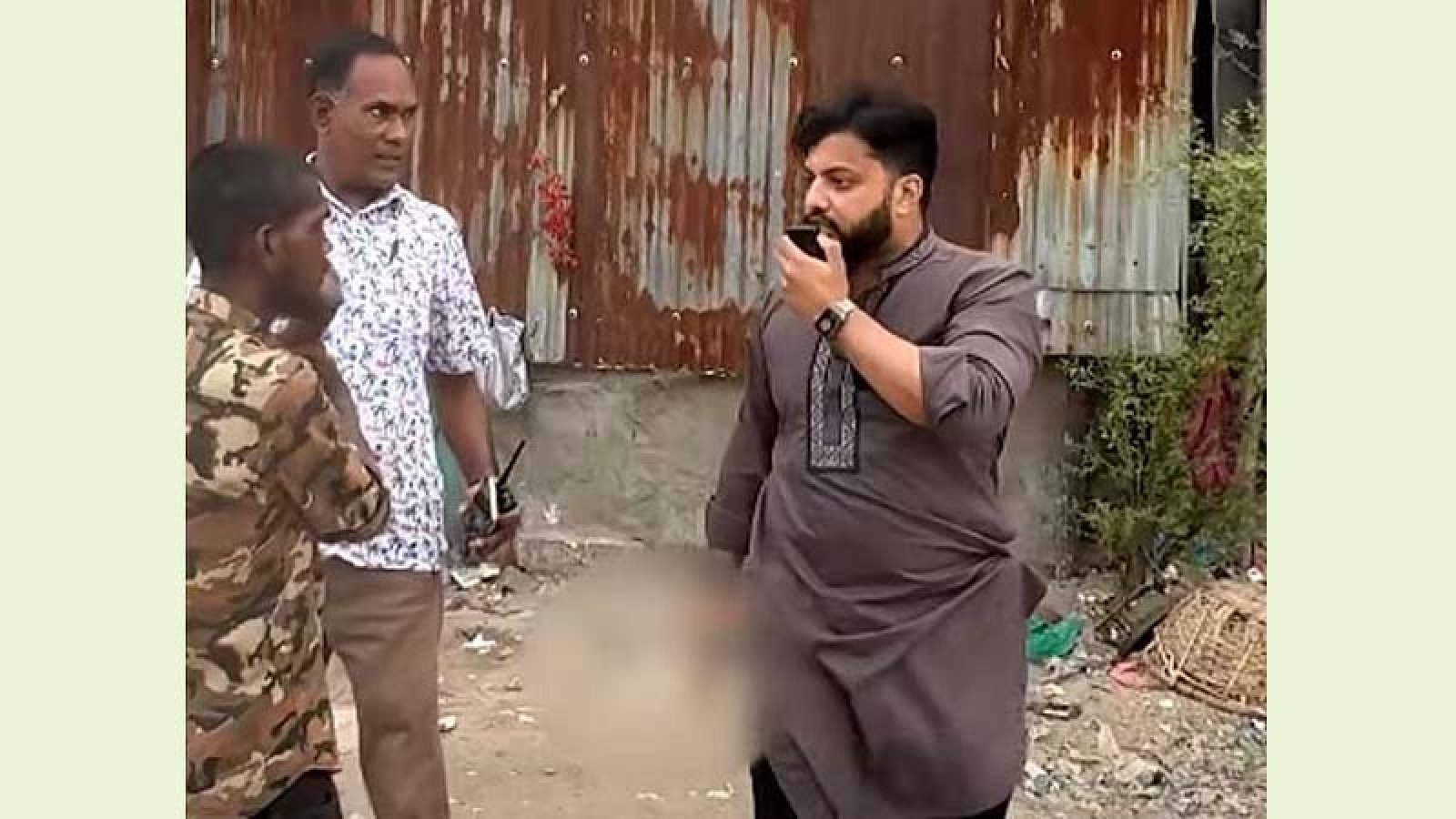 পিস্তল হাতে ‘মাদক অভিযানে’ প্রতিমন্ত্রী ইশরাক