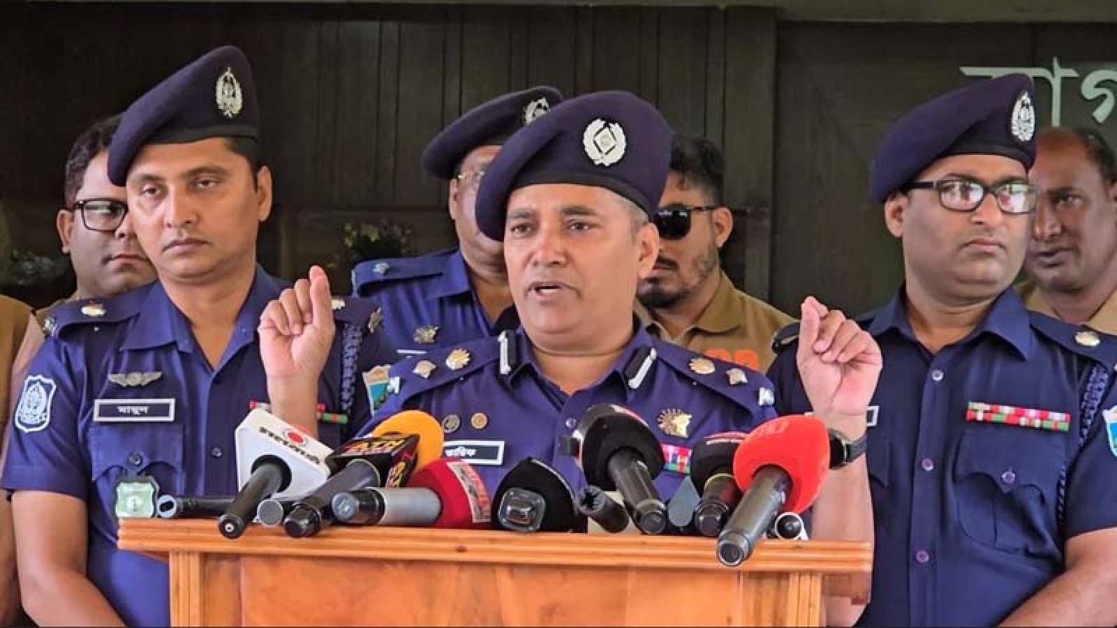 ৩৪ লাখ টাকা ছিনতাইয়ের ছক ব্যাংকের ভেতরেই, কর্মকর্তাসহ গ্রেফতার ৬