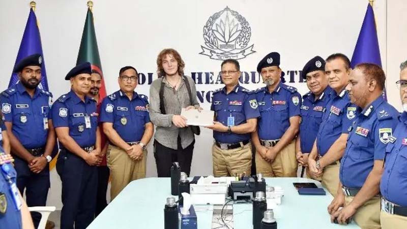 চুরি হওয়া ল্যাপটপটি জার্মান পর্যটকের হাতে ফিরিয়ে দিলো পুলিশ