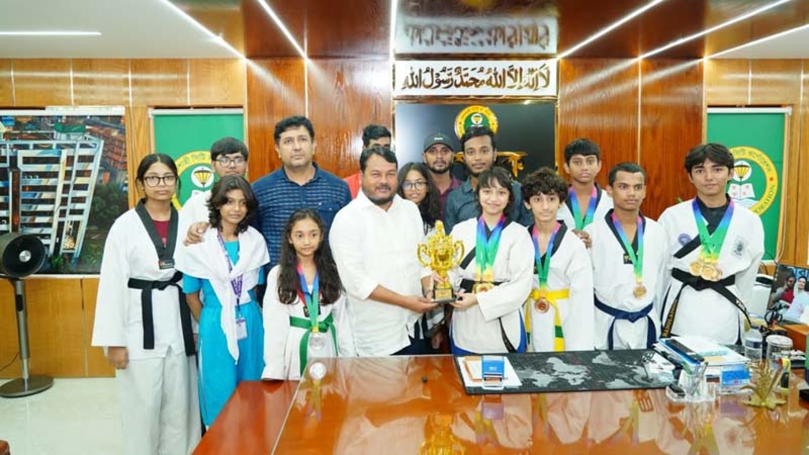 রাসিক প্রশাসকের সঙ্গে রাজশাহী তায়কোয়ানডো একাডেমির খেলোয়াড়দের সৌজন্য সাক্ষাৎ
