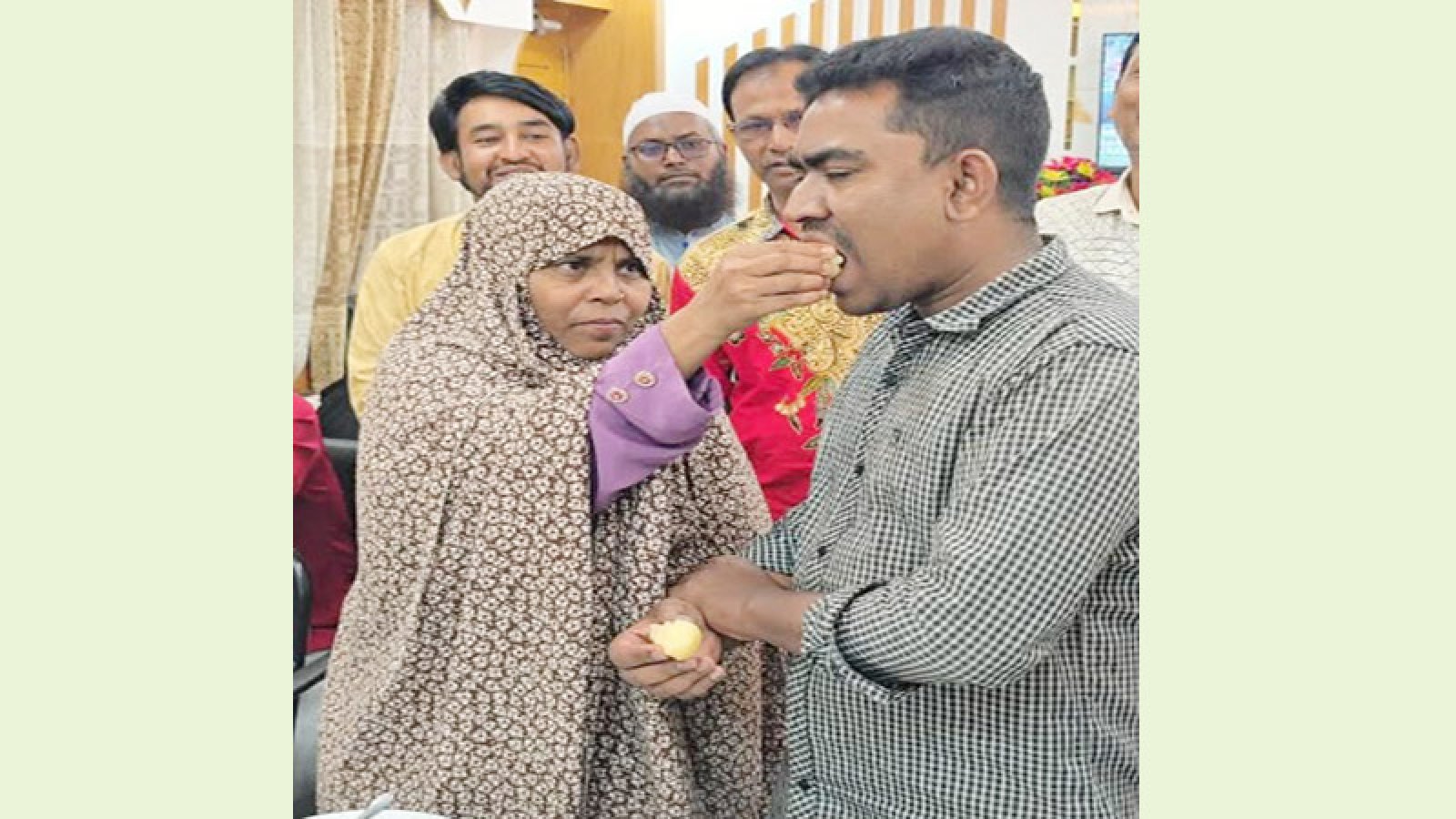 ইউএনও ও আদালতের উদ্যোগে বিরোধের নিষ্পত্তি, ছেলের ঘরে ফিরলেন মুন্নি খাতুন