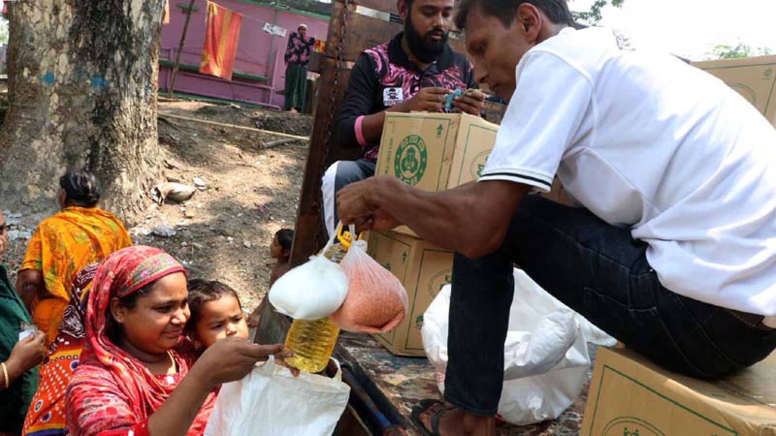 রাজশাহীতে স্বল্পমূল্যে টিসিবির পণ্য বিক্রি শুরু